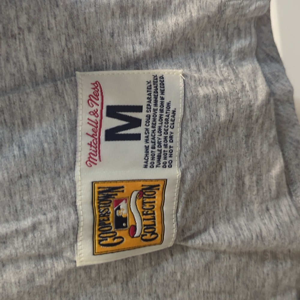 Mitchell & Ness Atlanta Braves 4 Button Henley NWT - Picture 5 of 8